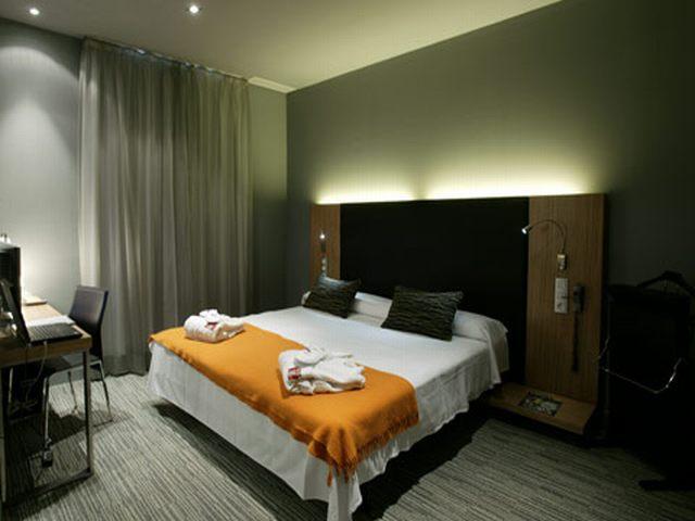 Petit Palace Tres Cruces Hotel