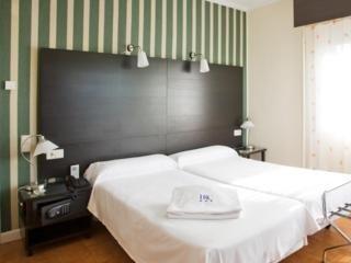 Reyes Catolicos Hotel