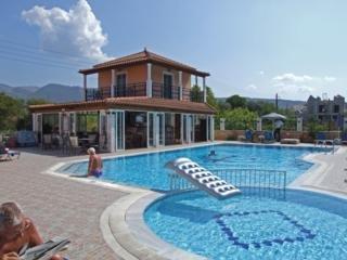 Makis Studios & Apartments Hotel