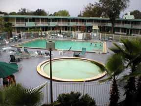 Econo Lodge Polynesian Hotel