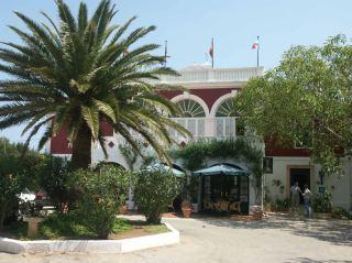 Del Almirante Hotel