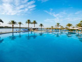 Book Bellevue Club Apartments online