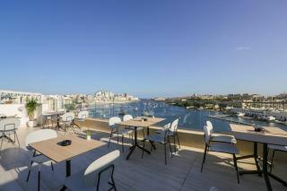 Book 115 Strand Aparthotel online