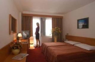 Photograph of Globus Hotel