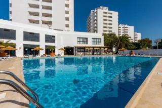 Book Janelas do Mar Aparthotel online