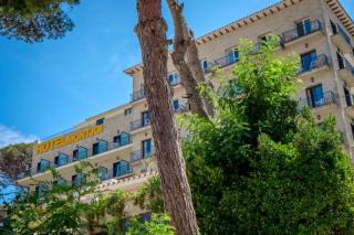 Photo of Montjoi Hotel