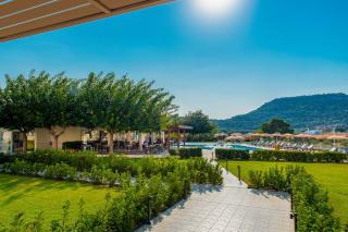 Book Zoes Hotel online