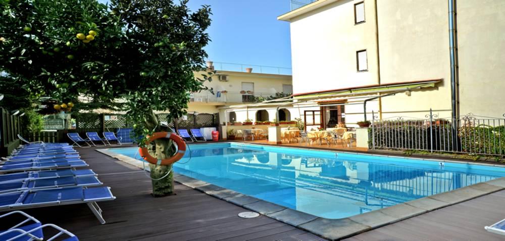 Holidays at Londra Hotel in Sorrento, Neapolitan Riviera