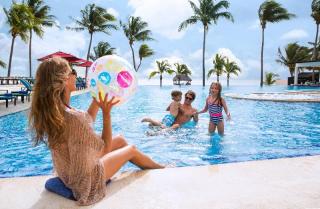 Photograph of Azul Fives Hotel by Karisma