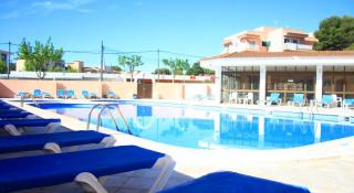 Book Alcina Hostal online
